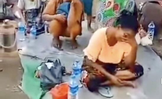 (စစ်​တွေမြို့ ဗျိုင်းဖြူရွာမှ ပြည်သူ ၇၀ ​ကျော်ကို စစ်​ကောင်စီတပ်ဦး​ဆောင်​သောလက်နက်ကိုင်အဖွဲ့များကဖမ်းဆီးနှိပ်စက်သတ်ဖြတ်ခဲ့၍ ​သေဆုံးခဲ့သူများ၏မိသားစုဝင်များငို​ကြွေး​နေကြစဥ်။ဓာတ်ပုံ - File Photo)