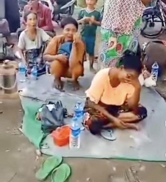 (စစ်​တွေမြို့ ဗျိုင်းဖြူရွာမှ ပြည်သူ ၇၀ ​ကျော်ကို စစ်​ကောင်စီတပ်ဦး​ဆောင်​သောလက်နက်ကိုင်အဖွဲ့များကဖမ်းဆီးနှိပ်စက်သတ်ဖြတ်ခဲ့၍ ​သေဆုံးခဲ့သူများ၏မိသားစုဝင်များငို​ကြွေး​နေကြစဥ်။ဓာတ်ပုံ - File Photo)