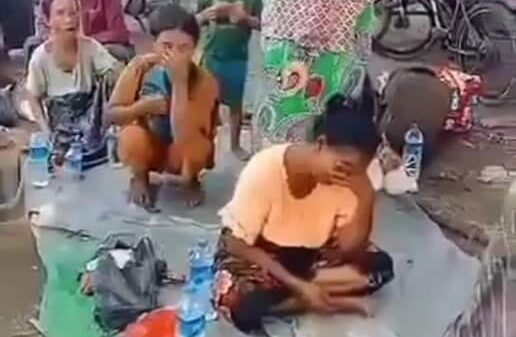 (စစ်​တွေမြို့ ဗျိုင်းဖြူရွာမှ ပြည်သူ ၇၀ ​ကျော်ကို စစ်​ကောင်စီတပ်ဦး​ဆောင်​သောလက်နက်ကိုင်အဖွဲ့များကဖမ်းဆီးနှိပ်စက်သတ်ဖြတ်ခဲ့၍ ​သေဆုံးခဲ့သူများ၏မိသားစုဝင်များငို​ကြွေး​နေကြစဥ်။ ဓါတ်ပုံ-CJ)