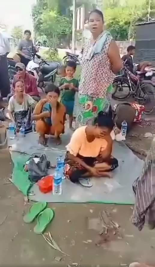 (စစ်​တွေမြို့ ဗျိုင်းဖြူရွာမှ ပြည်သူ ၇၀ ​ကျော်ကို စစ်​ကောင်စီတပ်ဦး​ဆောင်​သောလက်နက်ကိုင်အဖွဲ့များကဖမ်းဆီးနှိပ်စက်သတ်ဖြတ်ခဲ့၍ ​သေဆုံးခဲ့သူများ၏မိသားစုဝင်များငို​ကြွေး​နေကြစဥ်။ ဓါတ်ပုံ-CJ)