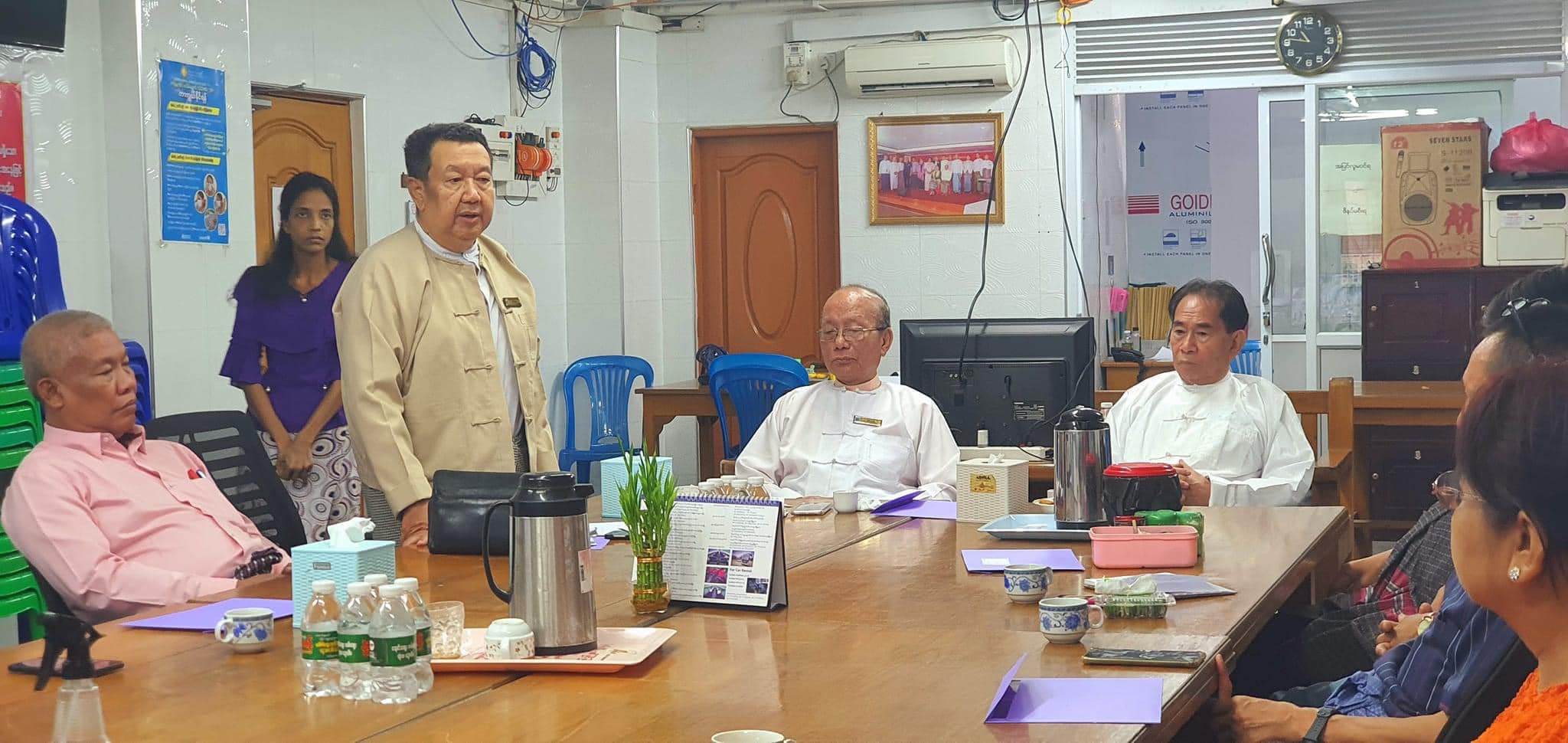 (ရန်ကုန်ရွှေအသင်း အတွင်းရေးမှူး ဦးဝင်းမြင့်(တိုက်ပုံအဝါ)၊ ရွှေအသင်းဥက္ကဋ္ဌ (တိုက်ပုံအဖြူ၊ မျက်မှန်တပ်ထားသူ)တို့အား တွေ့ရစဉ်။ ဓာတ်ပုံ - YGEA)