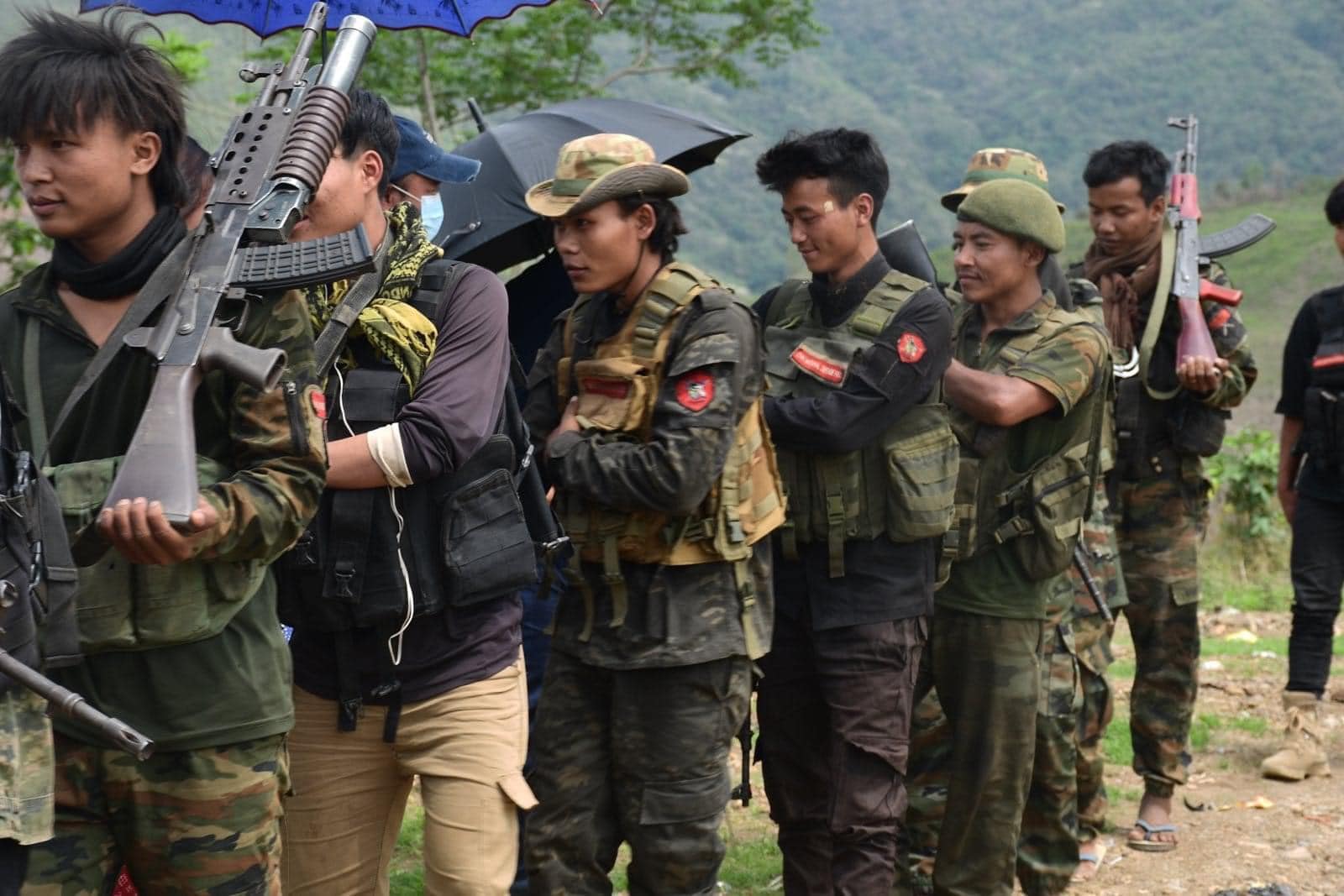(ချင်းပြည်နယ်၊ ကန်ပက်လက်မြို့နယ်၊ ကျင်ဒွေးစခန်းသိမ်းစစ်ဆင်ရေးမှ ပြန်လည်ရောက်ရှိလာကြသည့် ချင်းညီနောင် ရဲဘော်များကို ပြည်သူများနှင့် CNO/CNDF မှ နွေးထွေးစွာကြိုဆိုနေစဉ်။ ဓာတ်ပုံ - CNO)