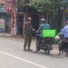 မန္တလေးမှာ စစ်ကောင်စီတပ်ဖွဲ့ဝင်တစ်ဦးက စစ်ဆေးနေပုံ (ပုံဟောင်း)