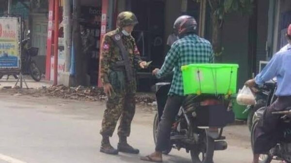 မန္တလေးမှာ စစ်ကောင်စီတပ်ဖွဲ့ဝင်တစ်ဦးက စစ်ဆေးနေပုံ (ပုံဟောင်း)