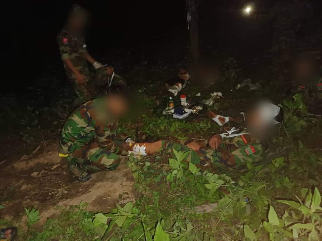 စစ်​ကောင်စီတပ်က ဗုံးကြဲတိုက်ခိုက်မှု​ကြောင့် ဒဏ်ရာရ​နေ​သော TNLA တပ်ဖွဲ့ဝင်အချို့ ကို ​ဆေးတပ်ဖွဲ့က ​ရှေးဦးသူနာပြုစုနည်းဖြင့် ကုသ​ပေး​နေစဥ်