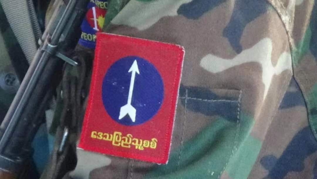(ကချင်လွတ်လပ်ရေးတပ်မတော် (KIA)မှ ရဲဘေယ်များအား ရှေ့တန်းတနေရာ၌ တွေ့ရစဉ်နှင့်ဇွန် ၁၁ ရက်တွင်KIAသိမ်းပိုက်ခဲ့သောစစ်ကောင်စီ၏ နယ်ခြားစောင့်စခန်းတစ်ခု။ ဓာတ်ပုံ - KIA)