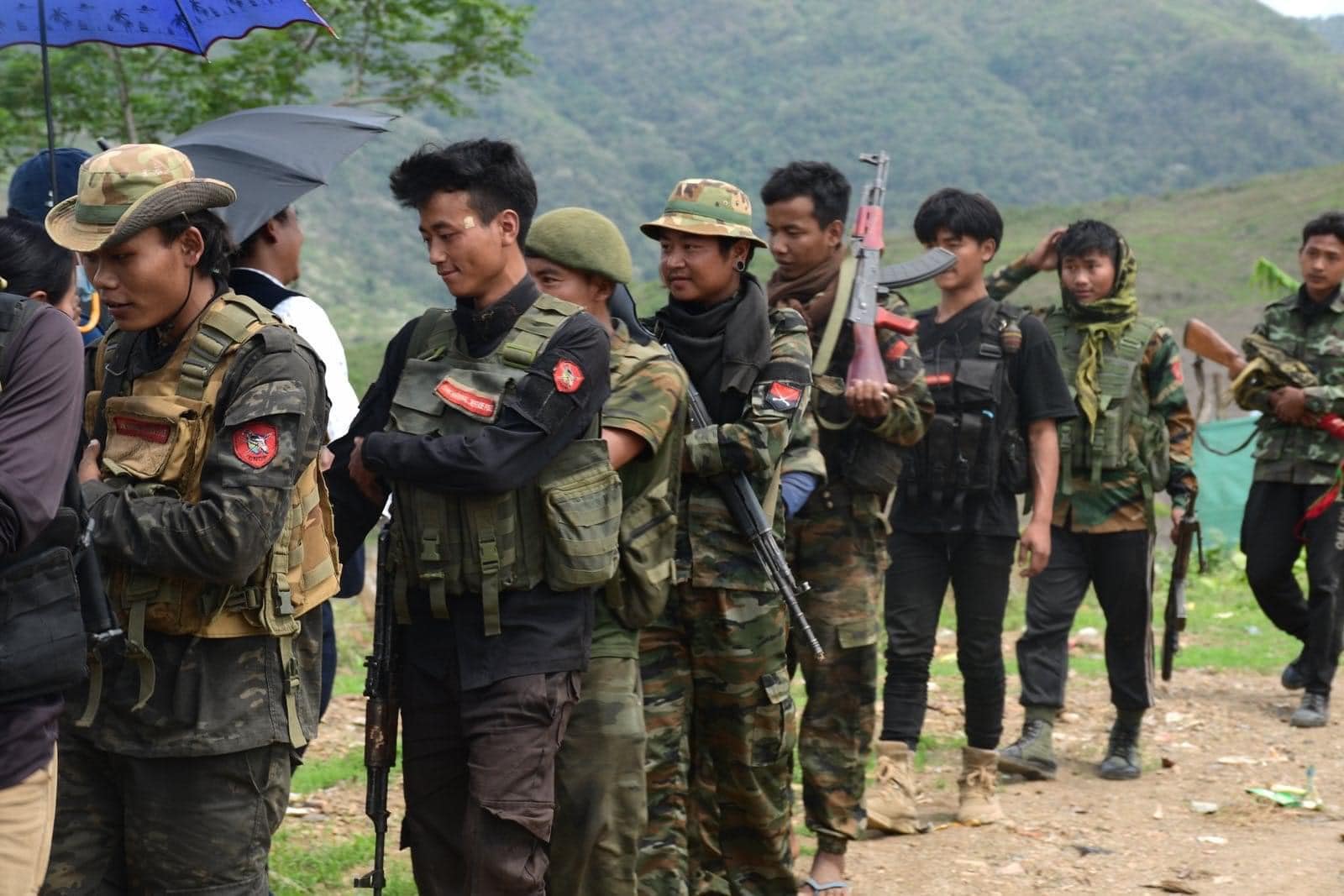 (ချင်းပြည်နယ်၊ ကန်ပက်လက်မြို့နယ်၊ ကျင်ဒွေးစခန်းသိမ်းစစ်ဆင်ရေးမှ ပြန်လည်ရောက်ရှိလာကြသည့် ချင်းညီနောင် ရဲဘော်များကို ပြည်သူများနှင့် CNO/CNDF မှ နွေးထွေးစွာကြိုဆိုနေစဉ်။ ဓာတ်ပုံ - CNO)