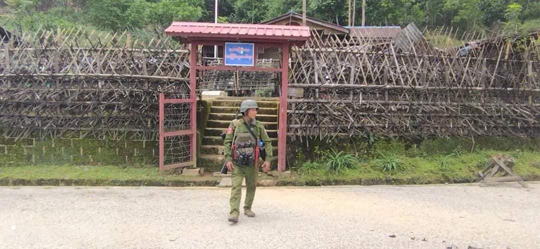 (ဇွန်လ ၁၁ရက်က KIA သိမ်းယူခဲ့သော စစ်ကောင်စီလက်အောက်ခံစခန်းများအား တွေ့ရစဉ်။ ဓာတ်ပုံ - 7Stars News ၊CJ)