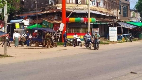 (ပဲခူးတိုင်း၊ ပေါင်းတည်မြို့တနေရာတွင် စစ်ကောင်စီတပ်သားများ စစ်ဆေးနေစဉ်။ ဓာတ်ပုံ - CJ။ ပုံအဟောင်းအသုံးပြုထားပါသည်)