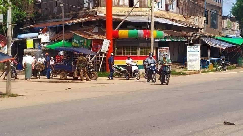 (ပဲခူးတိုင်း၊ ပေါင်းတည်မြို့တနေရာတွင် စစ်ကောင်စီတပ်သားများ စစ်ဆေးနေစဉ်။ ဓာတ်ပုံ - CJ။ ပုံအဟောင်းအသုံးပြုထားပါသည်)