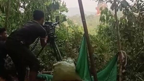 (စခန်းသိမ်းတိုက်ပွဲတစ်ခုတွင် တိုက်ပွဲဝင်​နေ​သော KIA တပ်ဖွဲ့ဝင်အချို့။ဓာတ်ပုံ - စစ်​ရေးသတင်းရင်းမြစ်)