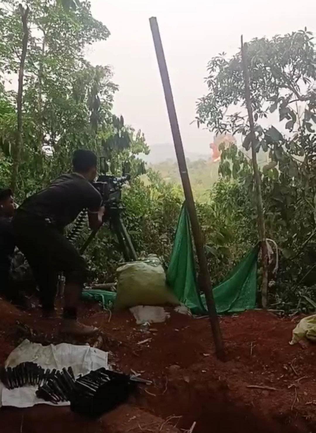 (စခန်းသိမ်းတိုက်ပွဲတစ်ခုတွင် တိုက်ပွဲဝင်​နေ​သော KIA တပ်ဖွဲ့ဝင်အချို့။ဓာတ်ပုံ - စစ်​ရေးသတင်းရင်းမြစ်)