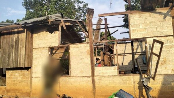 (နောင်ချိုမြို့နယ် သုံးဆယ်ကျေးရွာတွင် စစ်ကောင်စီတပ် ပစ်ခတ်မှုကြောင့် နေအိမ်ပျက်စီးနေသည်ကို မေလအတွင်းက တွေ့ရစဉ်။ ဓာတ်ပုံ - TNLA)