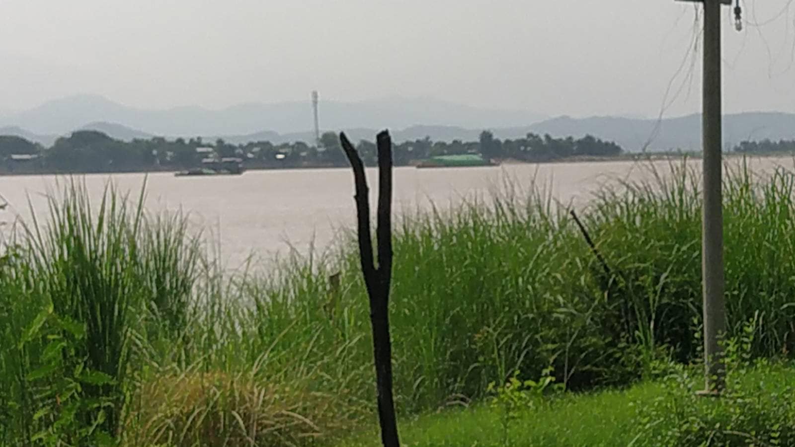 (ဧရာဝတီမြစ်ကြောင်းအတိုင်း ရိက္ခာလာတင်သည့် စစ်ကောင်စီရေယာဉ်အား တွေ့ရစဉ်။ ဓာတ်ပုံ - CJ)