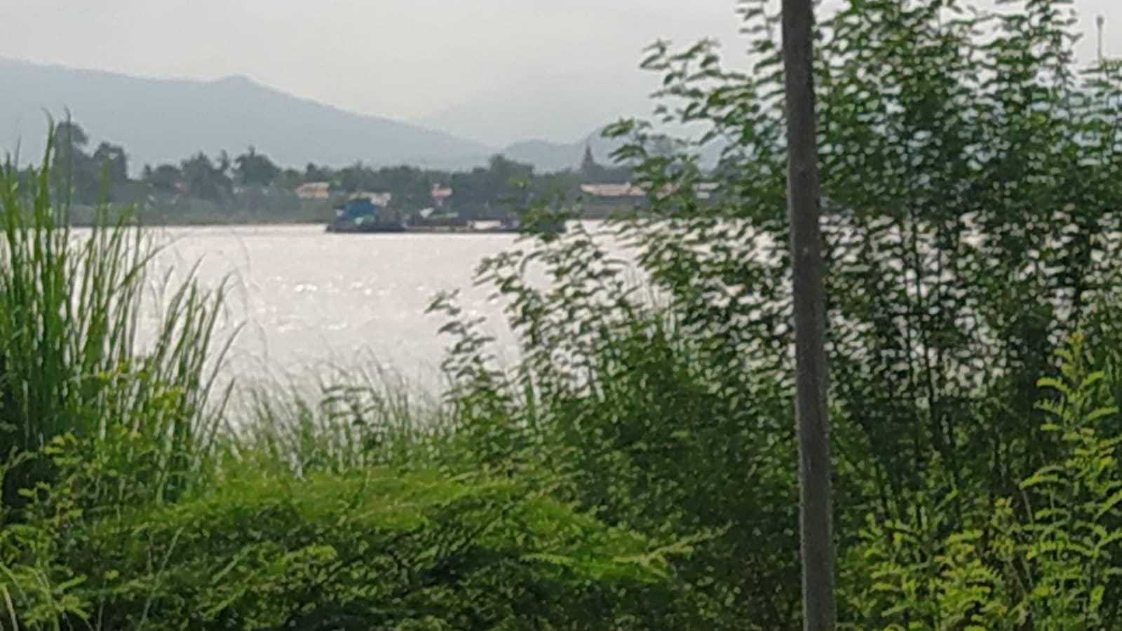 (ဧရာဝတီမြစ်ကြောင်းအတိုင်း ရိက္ခာလာတင်သည့် စစ်ကောင်စီရေယာဉ်အား တွေ့ရစဉ်။ ဓာတ်ပုံ - CJ)