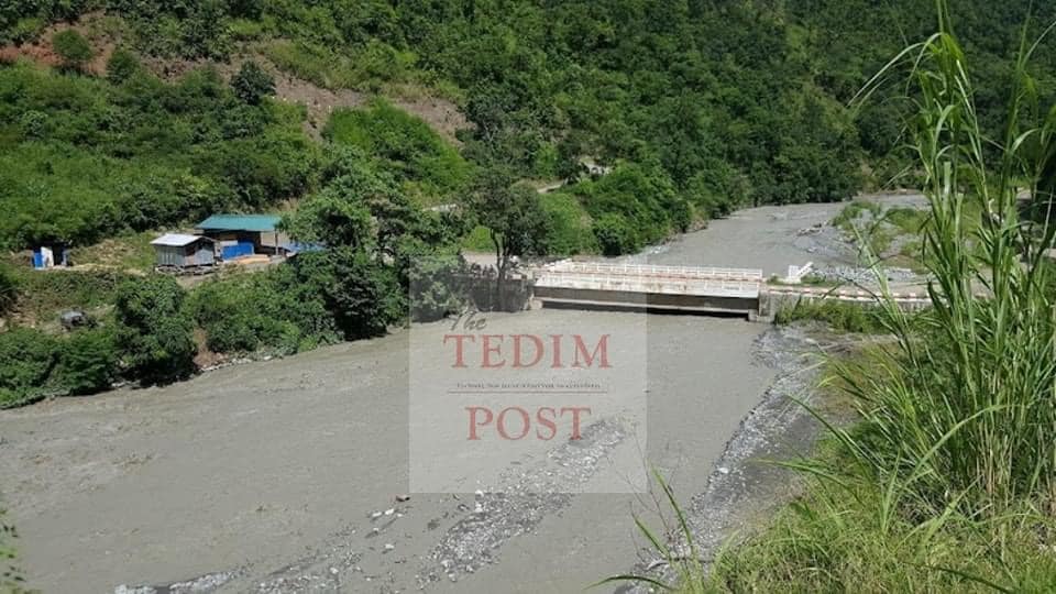 (စစ်ကောင်စီဖျက်ဆီးခဲ့သည့် တီးတိန်နှင့် တွန်းဇံကြားရှိ ဇလွေးချောင်းကူးတံတားအား တွေ့ရစဉ်။ ဓာတ်ပုံ - THE TEDDIM POST)