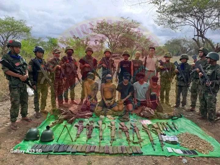 (အရှင်ဖမ်းဆီးရမိသူများနှင့် လက်နက်ခဲယမ်းများအား တွေ့ရစဥ်။ ဓာတ်ပုံ-ULF)