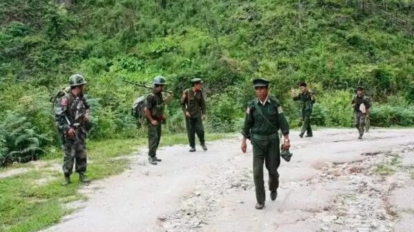 (ကချင်လွတ်လပ်ရေးတပ်မတော် (KIA)မှ ရဲဘေယ်များအား ရှေ့တန်းတနေရာ၌ တွေ့ရစဉ်နှင့်ဇွန် ၁၁ ရက်တွင်KIAသိမ်းပိုက်ခဲ့​​သောစစ်​ကောင်စီ၏ နယ်ခြား​စောင့်စခန်းတစ်ခု။ ဓာတ်ပုံ - KIA)