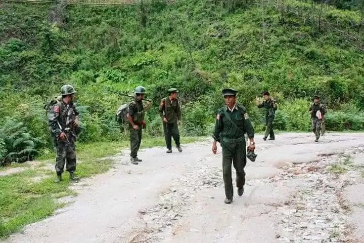 (ကချင်လွတ်လပ်ရေးတပ်မတော် (KIA)မှ ရဲဘေယ်များအား ရှေ့တန်းတနေရာ၌ တွေ့ရစဉ်နှင့်ဇွန် ၁၁ ရက်တွင်KIAသိမ်းပိုက်ခဲ့​​သောစစ်​ကောင်စီ၏ နယ်ခြား​စောင့်စခန်းတစ်ခု။ ဓာတ်ပုံ - KIA)