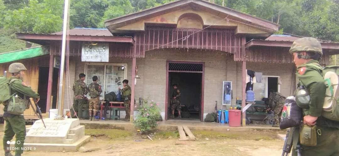 (ဇွန်လ ၁၁ရက်က KIA သိမ်းယူခဲ့သော စစ်ကောင်စီလက်အောက်ခံစခန်းများအား တွေ့ရစဉ်။ ဓာတ်ပုံ - 7Stars News ၊CJ)