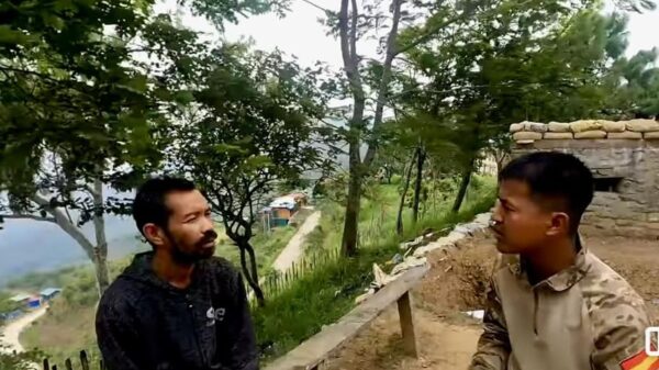 (ရဲတပ်ကြပ်သန်းစိုးအား ပြည်သူ့ကာကွယ်ရေးတပ်(PDA)တီးတိန်က မေးမြန်းနေစဉ်။ ဓာတ်ပုံ - File Photo)