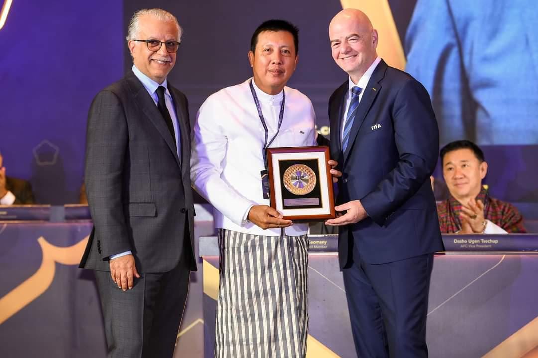 အာရှဘောလုံးအဖွဲ့ချုပ်မှ ချီးမြှင့်သည့် ဂုဏ်ထူးဆောင်စွမ်းဆောင်ရည်ဆုရရှိခဲ့သော မြန်မာ့လက်ရွေးစဥ်ဘောလုံးအသင်းဥက္ကဌ ဦးဇော်ဇော်