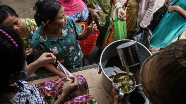 (စားအုန်းဆီဝယ်ယူရန် တန်းစီ​နေကြ​သော ပြည်သူများ။ ဓါတ်ပုံ-STR/AFP)