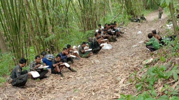 (တပ်မဟာ(၄)နယ်မြေအတွင်း ပြီးခဲ့သည့်ဧပြီက ဖြစ်ပွားခဲ့သည့် တိုက်ပွဲတစ်ခုတွင် စစ်ကောင်စီတပ်ဖွဲ့ဝင်များ လက်နက်ချခဲ့စဉ်။ ဓာတ်ပုံ - KKL)