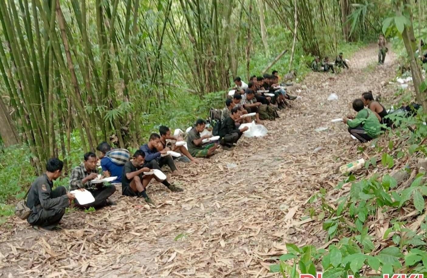 (တပ်မဟာ(၄)နယ်မြေအတွင်း ပြီးခဲ့သည့်ဧပြီက ဖြစ်ပွားခဲ့သည့် တိုက်ပွဲတစ်ခုတွင် စစ်ကောင်စီတပ်ဖွဲ့ဝင်များ လက်နက်ချခဲ့စဉ်။ ဓာတ်ပုံ - KKL)