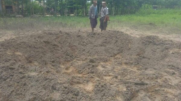 ဘောလုံးကွင်းအတွင်း စစ်ကောင်စီက ပေါင် ၅၀၀ဗုံးကြဲတိုက်ခိုက်ပြီးနောက် မြင်တွေ့ရစဉ်