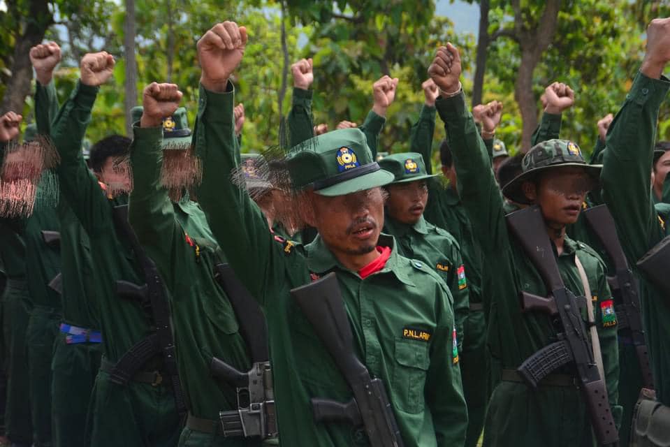 (ပအိုဝ်းအမျိုးသားလွတ်မြောက်ရေးတပ်မတော် (PNLA)မှ ရဲဘော်များအား တွေ့ရစဉ်။ ဓာတ်ပုံ - PNLA)