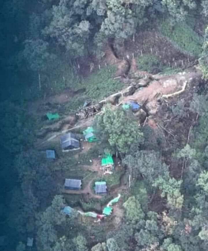 ချင်းတော်လှန်ရေး ရဲဘော်များနှင့် သိုင်းငင်းစစ်ကောင်စီတပ်စခန်းအား တွေ့ရစဉ်။ ဓာတ်ပုံ - The Chin Journal)