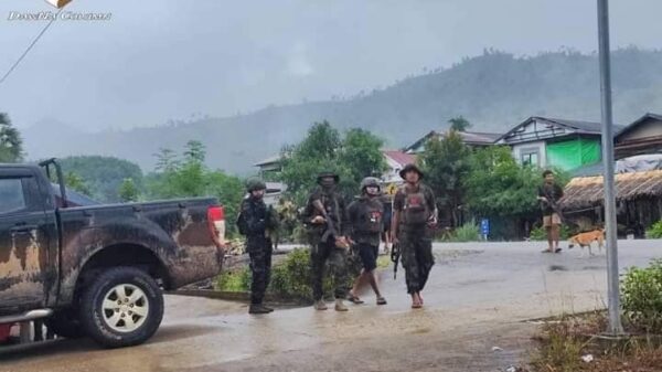ဒေါနစစ်ကြောင်းနှင့် မဟာမိတ်ပူးပေါင်းအဖွဲ့မှရဲဘော်များအား အမှတ်(၈)လမ်းမကြီး၌ နယ်မြေစိုးရေးလုပ်ဆောင်နေစဥ်