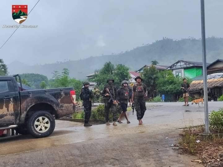 ဒေါနစစ်ကြောင်းနှင့် မဟာမိတ်ပူးပေါင်းအဖွဲ့မှရဲဘော်များအား အမှတ်(၈)လမ်းမကြီး၌ နယ်မြေစိုးရေးလုပ်ဆောင်နေစဥ်