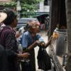 ၂၀၂၄ နှစ်ဆန်းပိုင်းတွင် စစ်​ကောင်စီသတ်မှတ်​ဈေးဖြင့် စားအုန်းဆီဝယ်ယူနိုင်ရန် တန်းစီဝယ်ယူ​နေ​သောပြည်သူများ