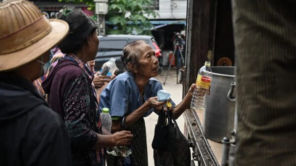၂၀၂၄ နှစ်ဆန်းပိုင်းတွင် စစ်​ကောင်စီသတ်မှတ်​ဈေးဖြင့် စားအုန်းဆီဝယ်ယူနိုင်ရန် တန်းစီဝယ်ယူ​နေ​သောပြည်သူများ