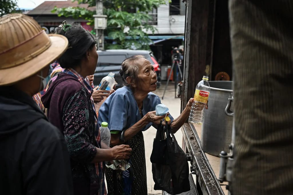 ၂၀၂၄ နှစ်ဆန်းပိုင်းတွင် စစ်​ကောင်စီသတ်မှတ်​ဈေးဖြင့် စားအုန်းဆီဝယ်ယူနိုင်ရန် တန်းစီဝယ်ယူ​နေ​သောပြည်သူများ