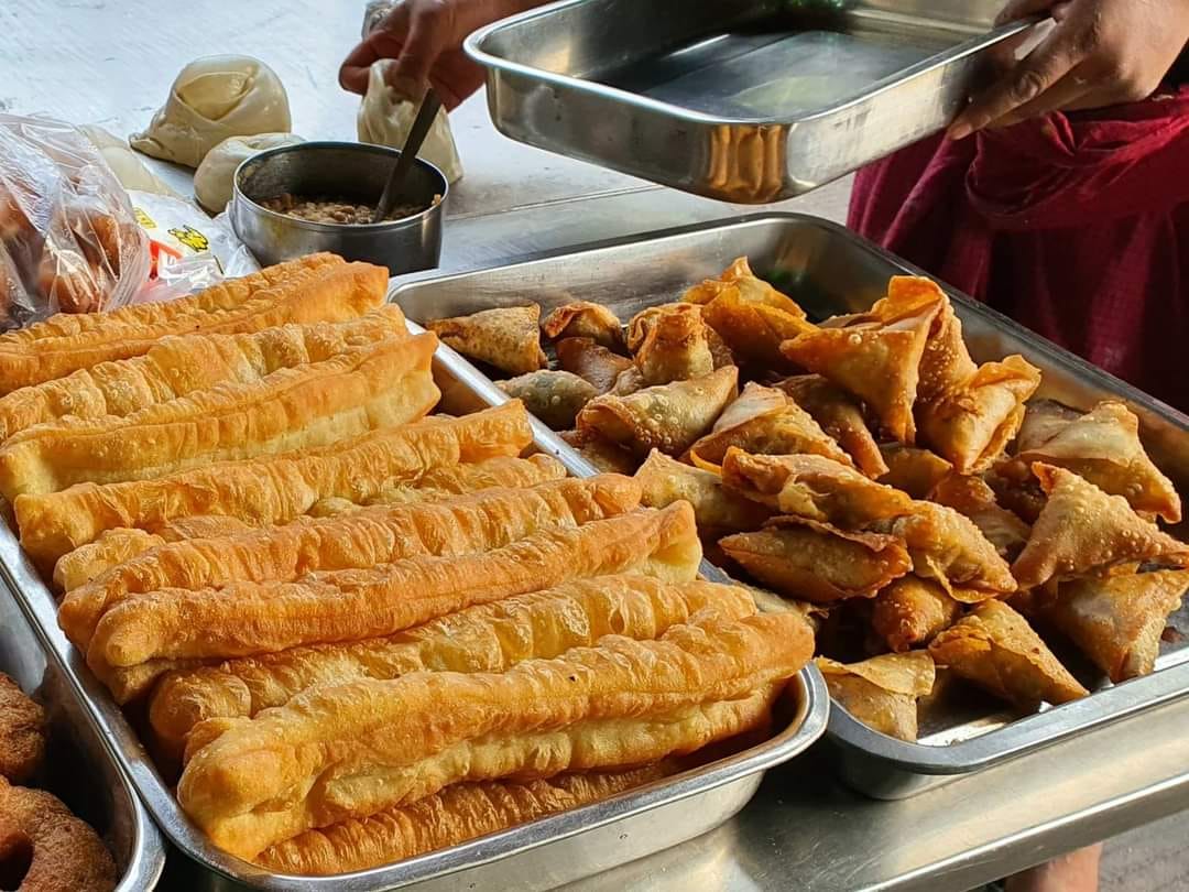 စားအုန်းဆီ ရှားပါးဈေးတက်လာ၍ ရန်ကုန် လက်ဖက်ရည်ဆိုင်အချို့တွင် အီကြာကွေး၊စမူဆာ ၊ပလာတာရောင်းချမှုရပ်နားလာကြောင်း လက်ဖက်ရည်ဆိုင် ပိုင်ရှင်အချို့ကပြောသည်