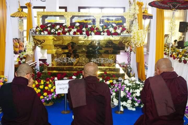 (ဝင်းနိမ္မိတာရုံစာသင်တိုက် ဆရာတော်ကြီး၏ အန္တိမအဂ္ဂိစျာပနအား လာရောက်ကန်တော့ပန်း ပန်ဆင်ကြသော တပည့်သံဃာများ၊ သီလရှင် ဆရာလေးများနှင့်တပည့် ဒါယကာ၊ဒါယိကာမ တို့အား ယနေ့(ဇွန်လ ၂၁ ရက်)တွေ့ရစဥ်။ ဓာတ်ပုံ - CJ)