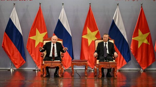 ဗီယက်နမ် ခရီးစဉ်အတွင်း နှစ်နိုင်ငံ ပူးပေါင်းဆောင်ရွက်ရေး သဘောတူ စာချုပ်တွေ ပူတင် လက်မှတ်ရေးထိုး