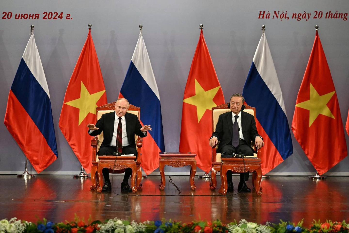 ဗီယက်နမ် ခရီးစဉ်အတွင်း နှစ်နိုင်ငံ ပူးပေါင်းဆောင်ရွက်ရေး သဘောတူ စာချုပ်တွေ ပူတင် လက်မှတ်ရေးထိုး