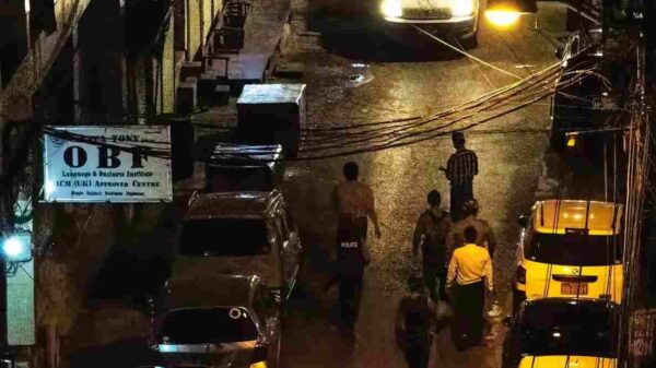 (ရန်ကုန်မြို့၌ ညပိုင်းအချိန် လိုက်လံစစ်ဆေးနေသော စစ်ကောင်စီအဖွဲ့ဝင်အချို့အား တွေ့ရစဥ်။ ဓာတ်ပုံ - CJ)