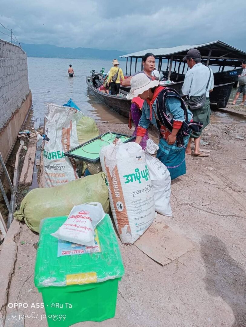 (ပင်လောင်းမြို့နယ်အတွင်း စစ်ကောင်စီတပ်နှင့် ပအိုဝ်းပြည်သူ့စစ်၏ ထိုးစစ်ကြောင့် ထွက်ပြေးနေရသည့် ပြည်သူများကိုတွေ့ရစဥ်။ဓာတ်ပုံ - CJ)