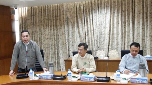 (အခမ်းအနားတစ်ခုတွင် ဆန်စပါးအသင်းချုပ်ဥက္ကဌ ဦးရဲမင်း​အောင် စကား​ပြောကြားစဥ်။ဓါတ်ပုံ-UMFCCI)