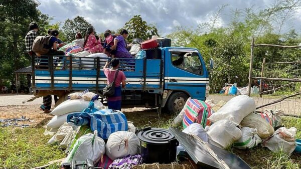 (​နေရပ်မှ ထွက်​ပြေးတိမ်း​ရှောင်ရန်ပြင်ဆင်​နေ​သောစစ်​ဘေး​ရှောင်ပြည်သူအချို့)