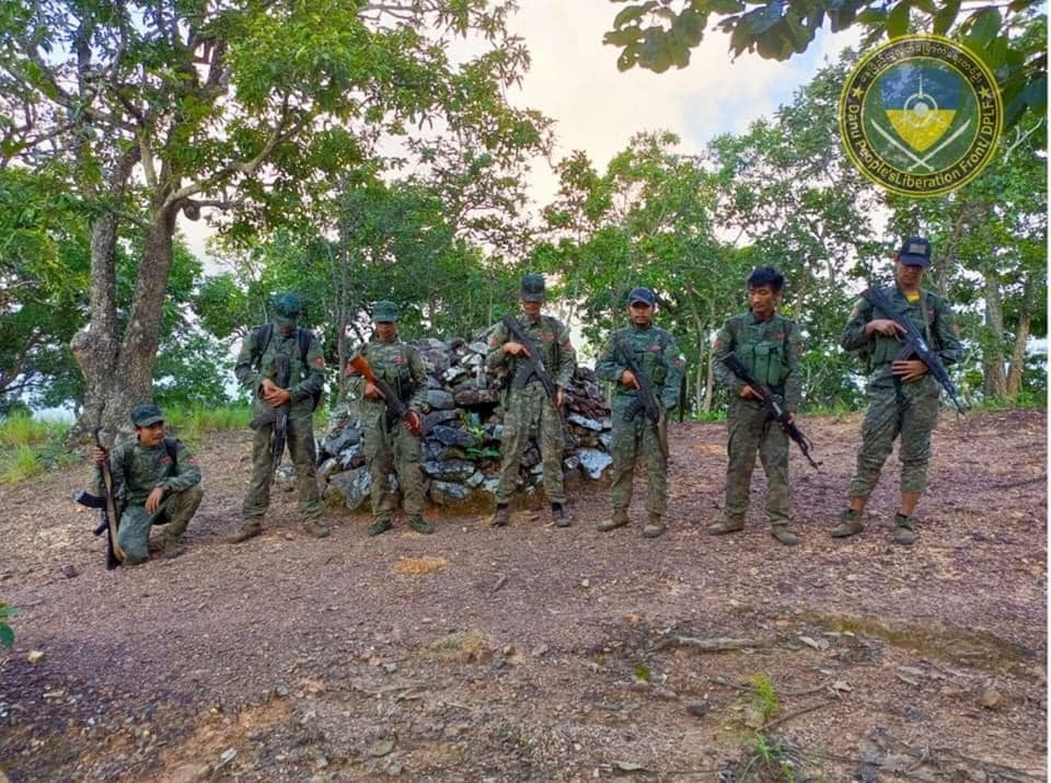 (နောင်ချိုတွင် ၁၀၂၇စစ်ဆင်ရေးအတွင်း ပါဝင်တိုက်ခိုက်နေသော ဓနုပြည်သူ့လွတ်မြောက်ရေးတပ်ဦး(DPLF)မှ ရဲဘော်အချို့အား တွေ့ရစဉ်။ ဓာတ်ပုံ - DPLF)