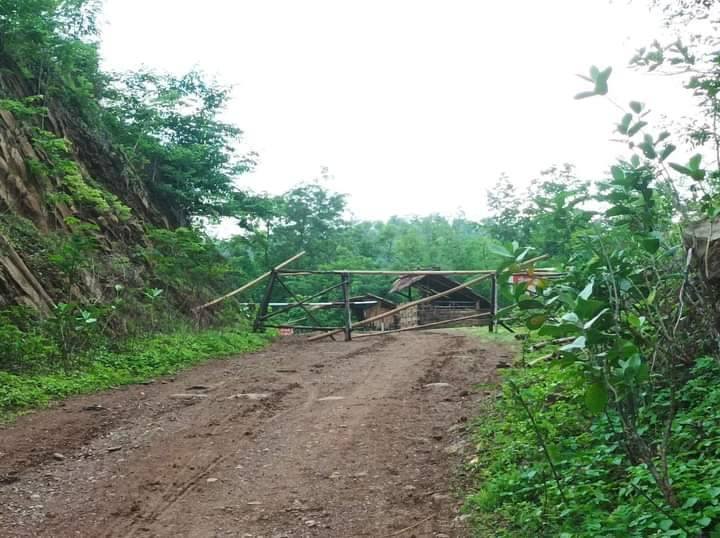 (မန်းချေင်းဆည်အနီး စစ်ကောင်စီဂိတ်ကင်းစခန်းနှင့် တော်လှန်ရေးပူးပေါင်းတပ်ဖွဲ့များအားတွေ့ရစဥ်။ ဓာတ်ပုံ - CDF-Asho)
