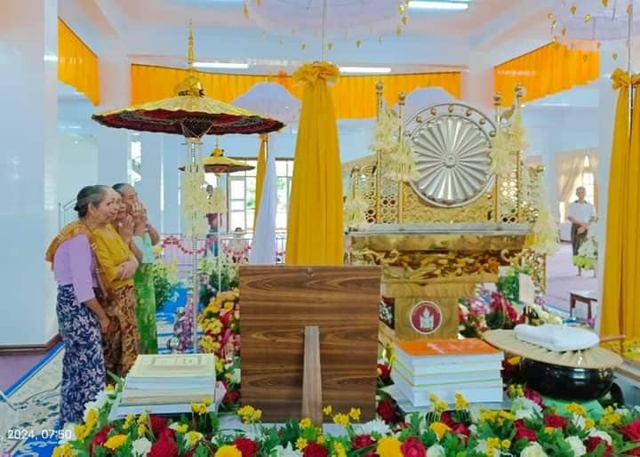 (ဝင်းနိမ္မိတာရုံစာသင်တိုက် ဆရာတော်ကြီး၏ အန္တိမအဂ္ဂိစျာပနအား လာရောက်ကန်တော့ပန်း ပန်ဆင်ကြသော တပည့်သံဃာများ၊ သီလရှင် ဆရာလေးများနှင့်တပည့် ဒါယကာ၊ဒါယိကာမ တို့အား ယနေ့(ဇွန်လ ၂၁ ရက်)တွေ့ရစဥ်။ ဓာတ်ပုံ - CJ)