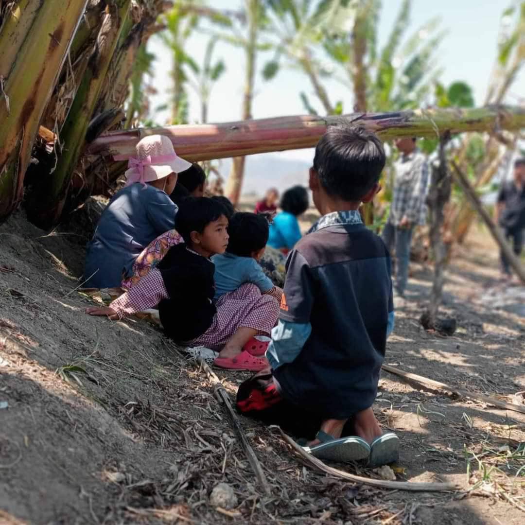 (ပင်လောင်းမြို့နယ်အတွင်း စစ်ကောင်စီတပ်နှင့် ပအိုဝ်းပြည်သူ့စစ်၏ ထိုးစစ်ကြောင့် ထွက်ပြေးနေရသည့် ပြည်သူများကိုတွေ့ရစဥ်။ဓာတ်ပုံ - CJ)