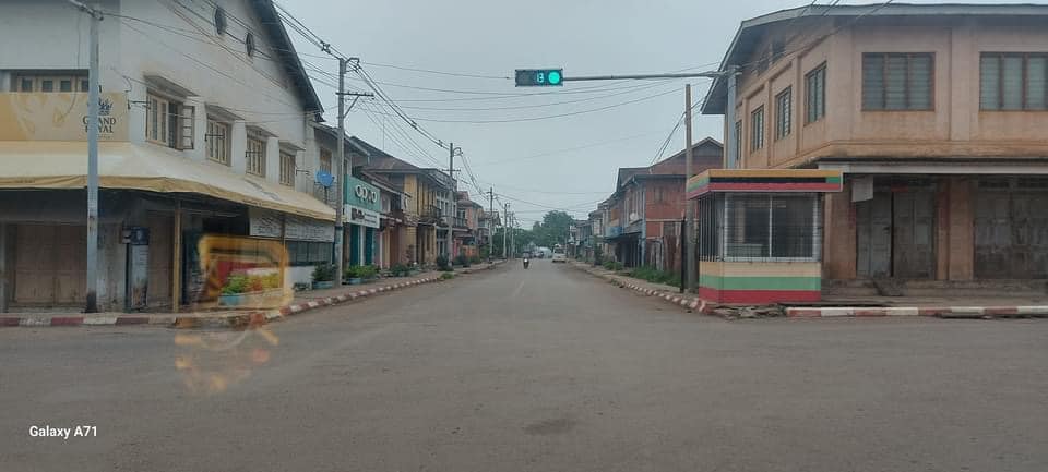 (ယနေ့နံနက် တိုက်ပွဲဖြစ်ပွားမှုကြောင့် ကျောက်မဲမြို့အခြေအနေအား မြင်တွေ့ရစဉ်။ ဓာတ်ပုံ - တောင်ပေါ်သားလေး)